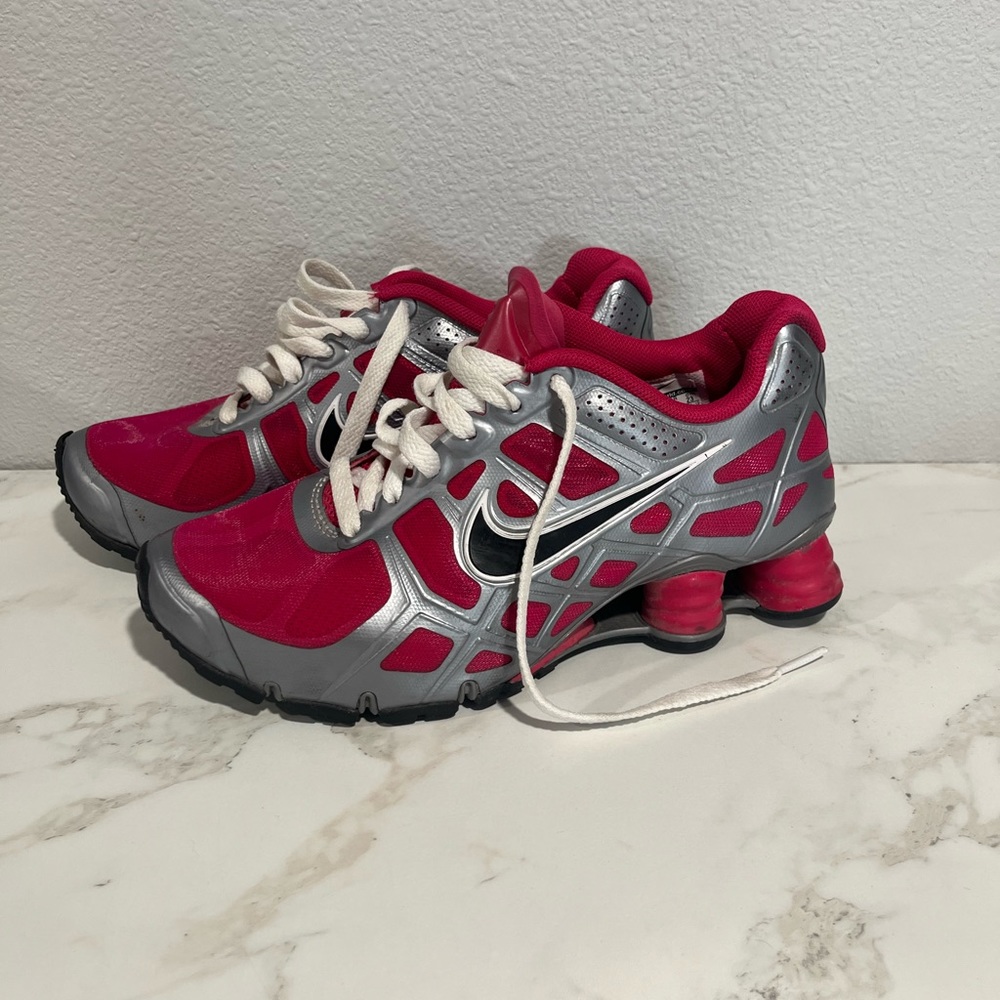 Nike “shocks” sneakers. Hot pink. Girls 4